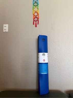 Manduka Pro 6mm yoga mat. Buoy color (discontinued)